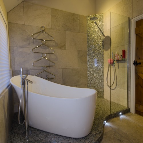 Modern bath tub with ceramic tiles